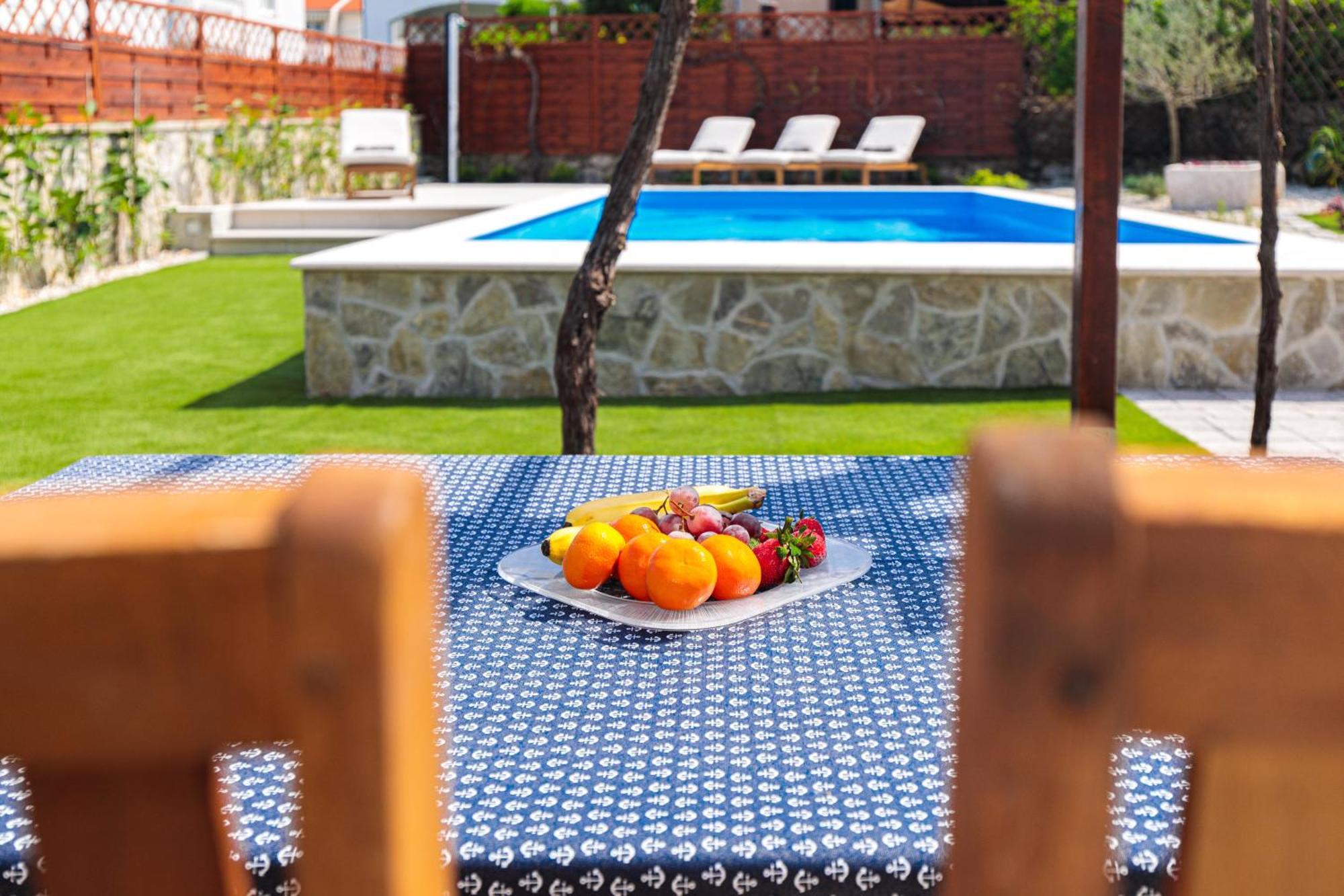 Home Away From Home With A Heated Pool Punat Exteriér fotografie