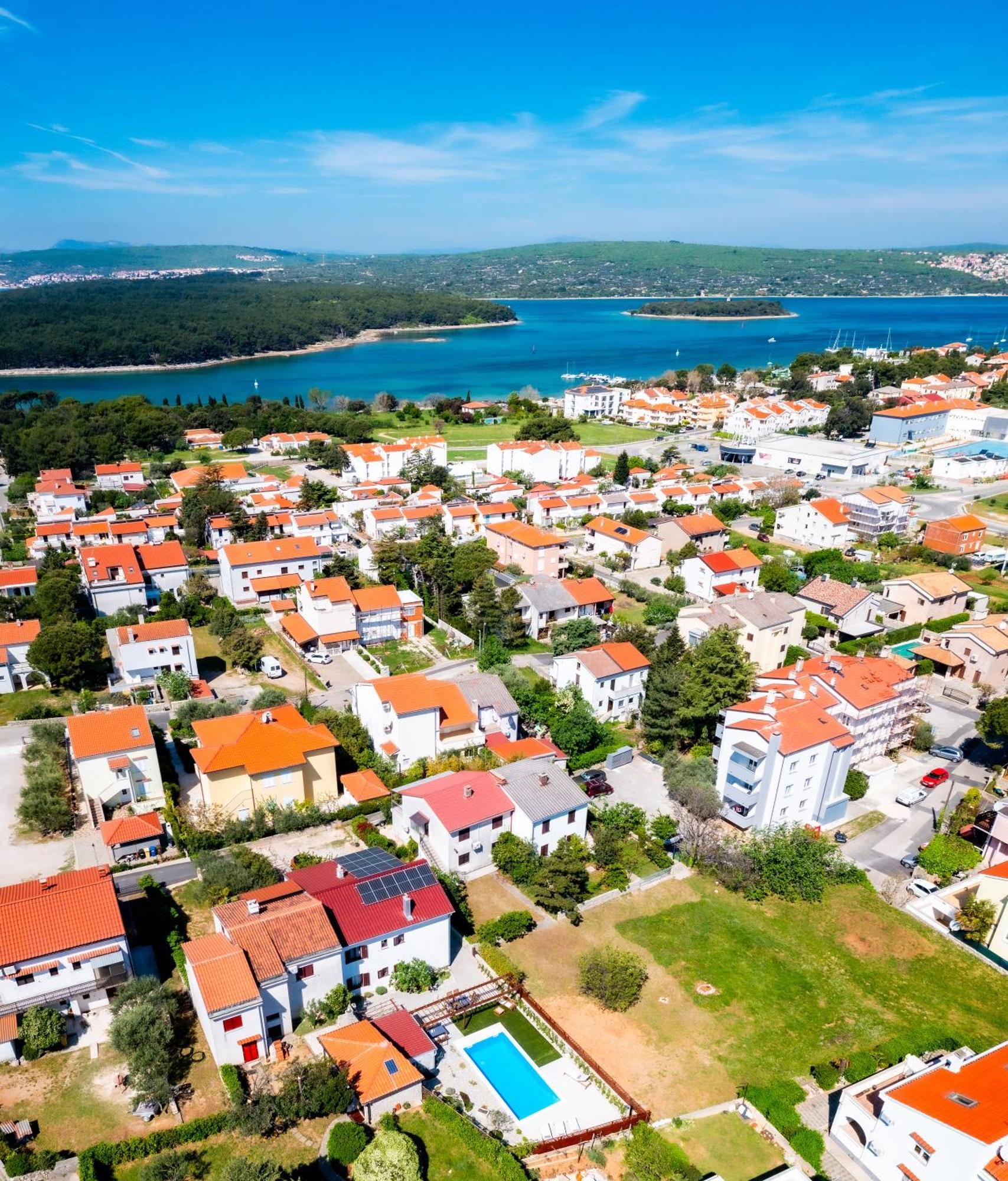 Home Away From Home With A Heated Pool Punat Exteriér fotografie